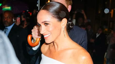 Meghan Markle surprises in shoulder